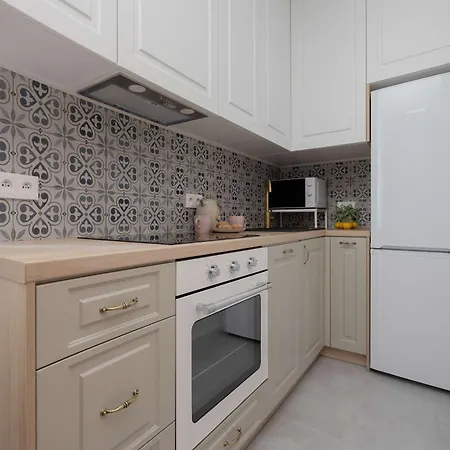 Stylish For 4 People Near The Theatre In By Renters *