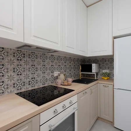 Stylish For 4 People Near The Theatre In By Renters アパート